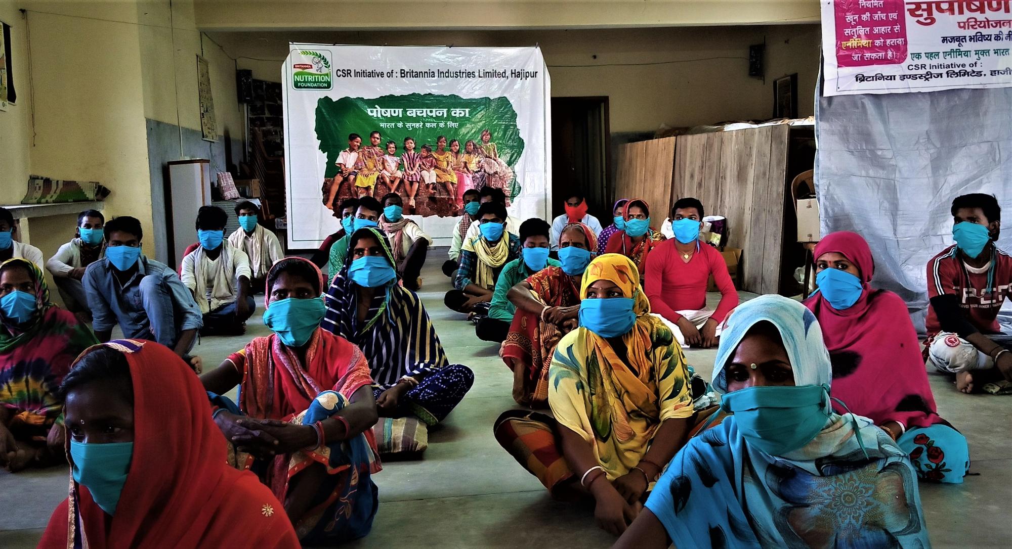 Masks are distributed to women in Hajipur to prevent the spread of COVID-19