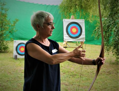 Explaining the essentials of meditative archery at a retreat day in Berlin