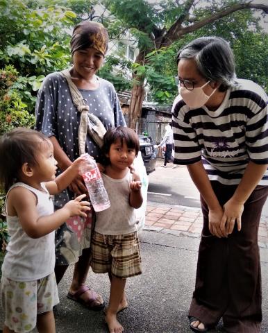 Sister Rini meets the children of a ragpicker 