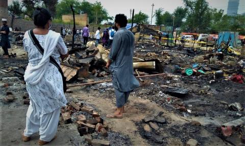 MMS visits the refugee camp that burnt out in New Delhi