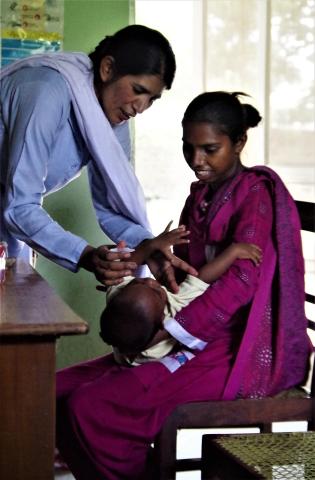 Sister Shahnaz vaccinating a child
