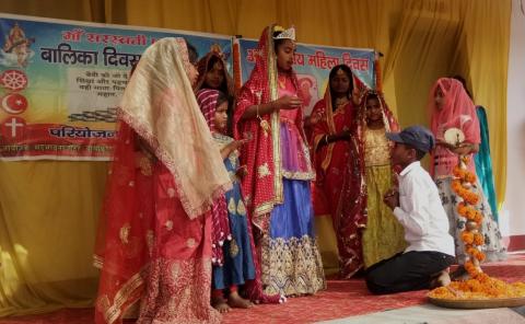 The children perform their street play