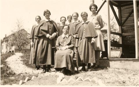 Dr Anna Dengel, sisters and candidates, Easter 1930