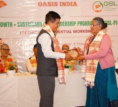 Sister Rose receives her Award in Transformative Leadership from OASIS India