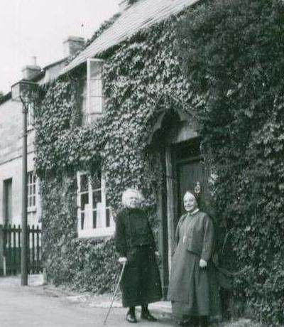 Anna Dengel visits Pauline Willis at her cottage in Winchcombe 