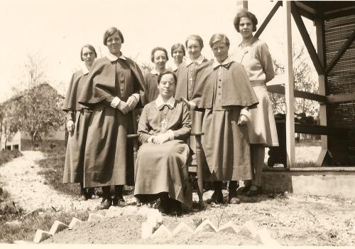 Dr Anna Dengel, sisters and candidates, Easter 1930